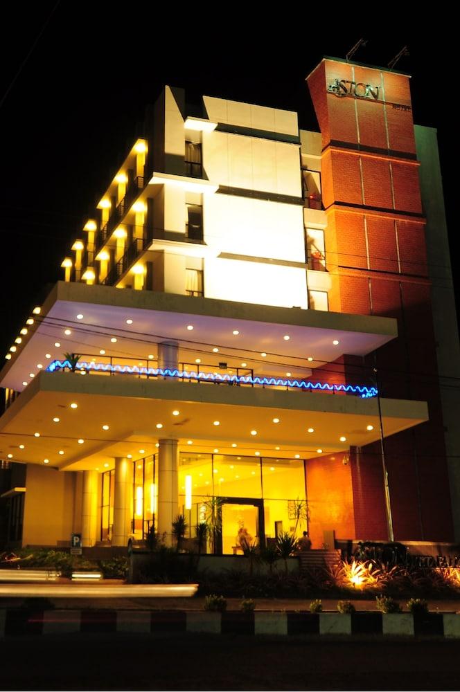 Aston Ketapang City Hotel Exterior photo